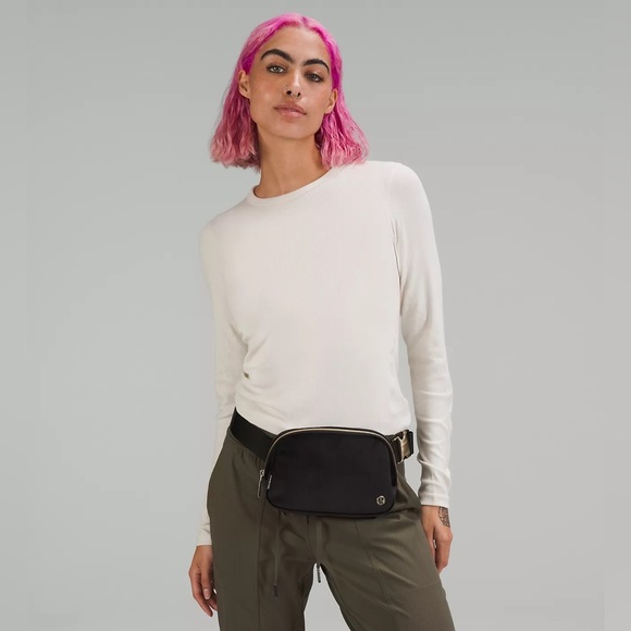 ❌ NWT Lululemon Everywhere 1L Belt Bag - Black Velour & Gold Hardware - Picture 10 of 11